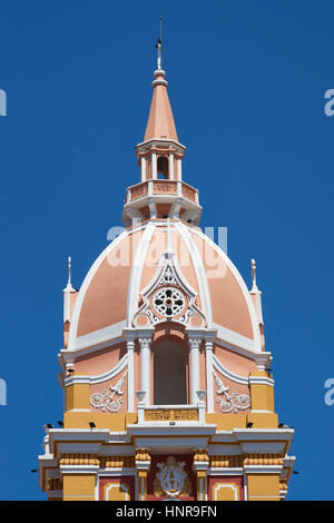 L'architecture coloniale menant à la tour en pierre de la cathédrale historique de Sainte Catherine d'Alexandrie à Cartagena de Indias, Colombie. Banque D'Images