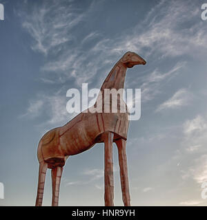 Big horse statue trône dans le ciel, cette figure rappelle à cheval de Troie Banque D'Images