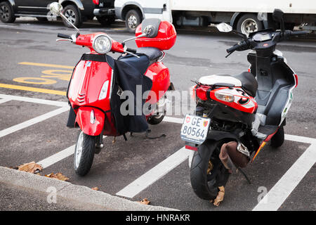 Genève, Suisse - le 20 novembre 2016 : le rouge et le blanc des scooters sur le stationnement dans la ville Banque D'Images