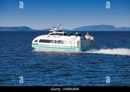 Trondheim, Norvège - 17 octobre 2016 : fast ferry boat Trondheimsfjord Je continue en mer de Norvège. Trondheim, Norvège Banque D'Images