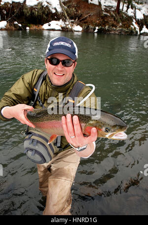 Un pêcheur avec succès la truite arc-en-ciel, Grande Ronde, River, Oregon. Banque D'Images