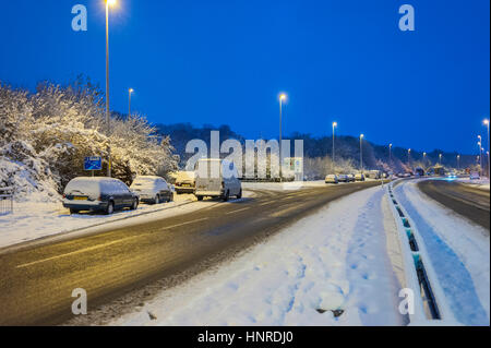 Voitures et véhicules abandonnés après une chute de neige sur la B255, près de Bluewater Kent. Banque D'Images