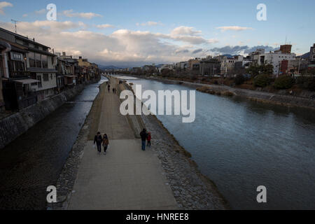 Vue de la rivière Kamo à partir de pont Shijo Kyoto , . Le spands pont Shijo Kamo River dans le cadre de Shijo-dori (quatrième avenue) à Kyoto, Japon Banque D'Images