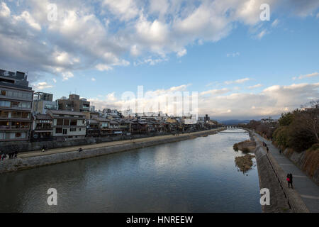 Vue de la rivière Kamo à partir de pont Shijo Kyoto , . Le spands pont Shijo Kamo River dans le cadre de Shijo-dori (quatrième avenue) à Kyoto, Japon Banque D'Images