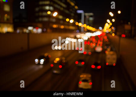 Route de nuit avec des voitures avec phares, flou artistique photo Banque D'Images