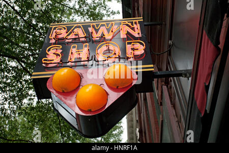 Neon Sign PAWN SHOP avec trois boules attachées à des capacités. Banque D'Images