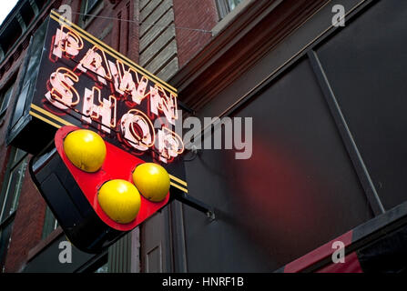 Neon Sign PAWN SHOP avec trois boules attachées à des capacités. Banque D'Images