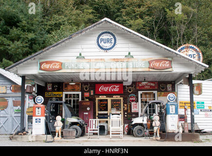 Puncheon Camp Creek Cattle Ranch à Edneyville, Caroline du Nord, offre un charme rustique, des pâturages vallonnés et un vrai goût de la vie agricole des montagnes du Sud. Banque D'Images