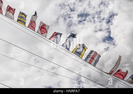 Drapeaux nautiques contre le ciel bleu Banque D'Images