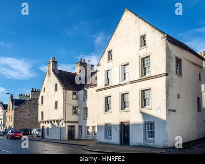 Les marins marchent l'ancienne maison des douanes reputé le plus ancien bâtiment dans Kirkcaldy 443-449 High Street Kirkcaldy Fife Ecosse Banque D'Images