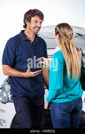 Donner des clés de voiture à la clientèle mechanic Banque D'Images