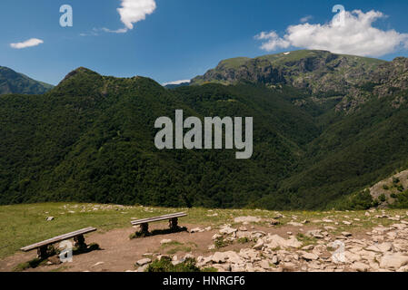 Deux bancs avec vue sur le plus haut sommet du Parc National Balkan Central - Mont Botev, Bulgarie. Banque D'Images