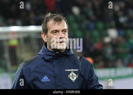 Belfast, Irlande du Nord. 15 novembre 2016. Le Football International Friendly - Irlande du Nord 0 Croatie 3. L'Irlande du gardien Roy Carroll avant-match à la réchauffer. Banque D'Images