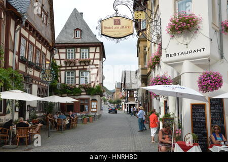 Bacharach, Allemagne - le 23 août 2015 : les touristes en se promenant dans de vieilles rues dans Bacharch au Rhin Banque D'Images