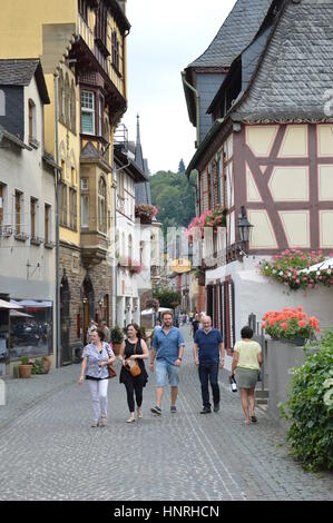 Bacharach, Allemagne - le 23 août 2015 : les touristes en se promenant dans de vieilles rues dans Bacharch au Rhin Banque D'Images