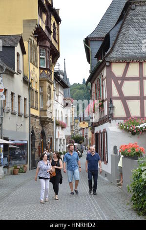 Bacharach, Allemagne - le 23 août 2015 : les touristes en se promenant dans de vieilles rues dans Bacharch au Rhin Banque D'Images