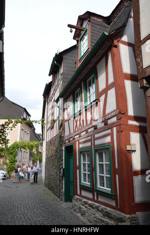 Bacharach, Allemagne - le 23 août 2015 : les touristes en se promenant dans de vieilles rues dans Bacharch au Rhin Banque D'Images