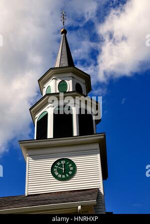 Spencertown, NY - 17 septembre 2014 : Horloge et clocher coupole hexagonale avec au sommet 1771 coloniale de l'église presbytérienne Saint Pierre Banque D'Images