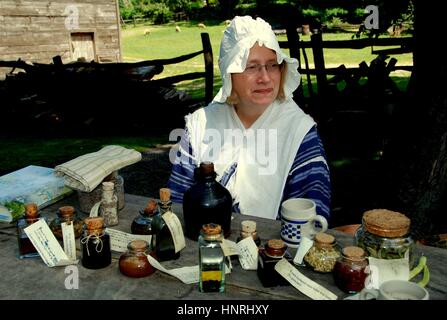 Sleepy Hollow, NEW YORK : docent costumés en costume du 18ème siècle avec des médicaments à base de plantes traditionnelles et coloniales historiques potions c. 1750 Philipsburg Manor loin Banque D'Images