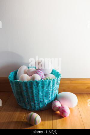 Panier de Pâques avec des oeufs sur un sol en bois Banque D'Images