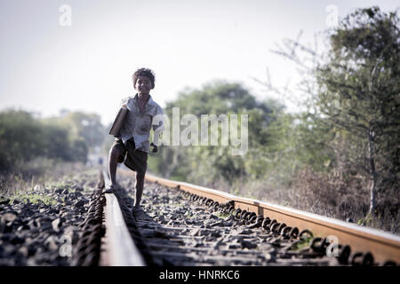 Lion, initialement intitulé UN Long Way Home, est un film américain réalisé par Garth Davis et écrit par Luke Davies, basé sur l'ouvrage Un Long Way Home par Saroo Brierley. Cette photo est pour un usage éditorial uniquement et est l'auteur de la société film et/ou le photographe attribué par le film ou la société de production et ne peut être reproduite que par des publications dans le cadre de la promotion du film ci-dessus. Un crédit obligatoire pour l'entreprise de film est nécessaire. Le photographe devrait également être portés lorsqu'il est connu. Banque D'Images