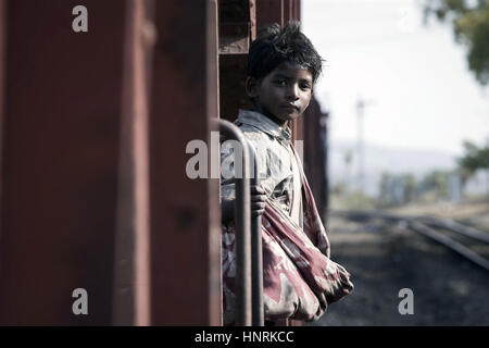 Lion, initialement intitulé UN Long Way Home, est un film américain réalisé par Garth Davis et écrit par Luke Davies, basé sur l'ouvrage Un Long Way Home par Saroo Brierley. Cette photo est pour un usage éditorial uniquement et est l'auteur de la société film et/ou le photographe attribué par le film ou la société de production et ne peut être reproduite que par des publications dans le cadre de la promotion du film ci-dessus. Un crédit obligatoire pour l'entreprise de film est nécessaire. Le photographe devrait également être portés lorsqu'il est connu. Banque D'Images