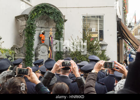 Manneken Pis, Bruxelles, Belgique - foule rassemblée autour du Manneken Pis portant l'uniforme du service d'incendie de Bruxelles Banque D'Images