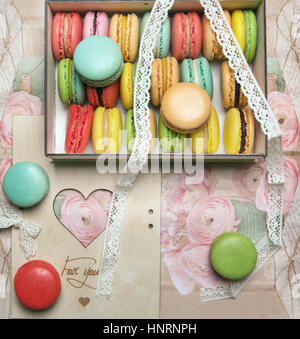 Les macarons dans la boîte sur vintage background Banque D'Images