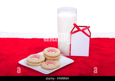 Dépouillé de canne en sucre menthe cookies sur une plaque avec un verre de lait. Message remarque tag vide pour votre message Banque D'Images