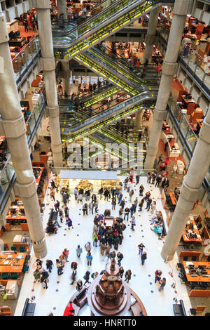 Centre de l'atrium de la Lloyds Building, également appelé Inside Out Building à Londres, Royaume-Uni Banque D'Images