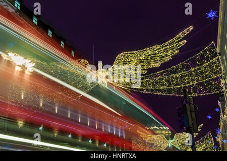 Les lumières de Noël s'affichent dans Regent Street "The Spirit of Christmas", avec de grands angles. Exposition longue durée de nuit avec traînées de lumière. Londres Banque D'Images