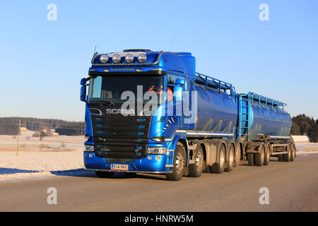 SALO, FINLANDE - le 6 janvier 2017 : Blue Scania tank truck se déplace le long de la route sur une journée ensoleillée d'hiver pour prendre un chargement. Banque D'Images