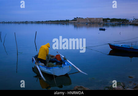 Tunisie.Djerba Houmt Souk..port.en arrière-plan Bordj El-Kébir ou Mustapha Ghazi. Banque D'Images