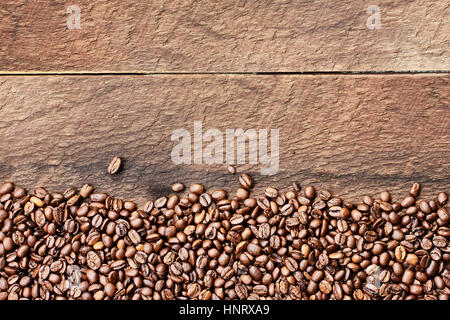 Passage tourné à la recherche vers le bas sur une image flatlay de grains de café sur une table en bois rustique page contexte avec l'exemplaire de l'espace. Banque D'Images