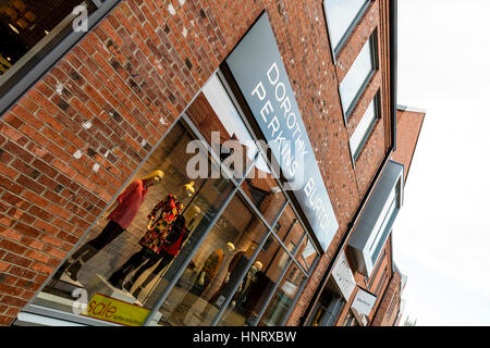 Dorothy Perkins chers magasin vêtements Burton menswear shop UK Angleterre signe signe extérieur avant l'extérieur de l'atelier dans la fenêtre modles Banque D'Images