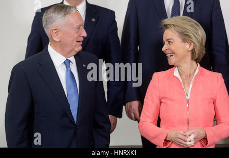 Bruxelles, Belgique. Feb 15, 2017. Le ministre de la défense américain Jim Mattis (r) et son homologue allemand Ursula von der Leyen (CDU) lors d'une réunion des ministres de la défense des pays de l'Otan à Bruxelles, Belgique, 15 février 2017. Photo : Thierry Monasse/dpa-POOL/dpa/Alamy Live News Banque D'Images