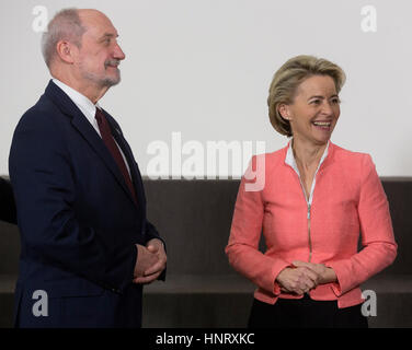 Bruxelles, Belgique. Feb 15, 2017. Le ministre polonais de la Défense nationale Antoni Macierewicz (L) parle avec le Ministre allemand de la défense, Ursula Gertrud von der Leyen (R) au cours d'une réunion des ministres de la défense de l'OTAN l'OTAN dans l'autre siège. - Pas de service de fil - Photo : Thierry Monasse/dpa-POOL/dpa Banque D'Images