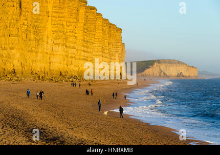 West Bay, Dorset, UK. 15 février 2017. Météo britannique. Les personnes bénéficiant de l'ensoleillement en fin d'après-midi sur la plage de l'Est de West Bay, dans le Dorset. Crédit photo : Graham Hunt/Alamy Live News Banque D'Images