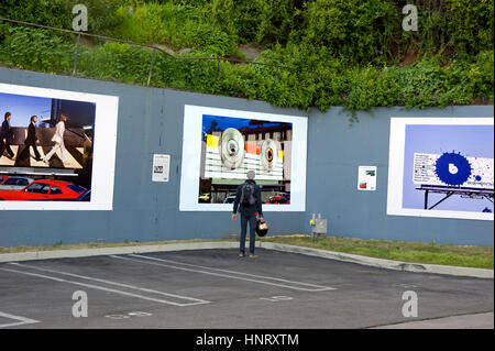 Los Angeles, USA. 14 février 2017. Nouvelle installation d'exposition d'art en plein air à l'Ouest Hollywood stationnement sur le Sunset Strip à Los Angeles avec Robert Landau's photos documentant le classic rock des panneaux peints à la main des années 1960 et 1970. Crédit : Robert Landau/Alamy Live News Banque D'Images