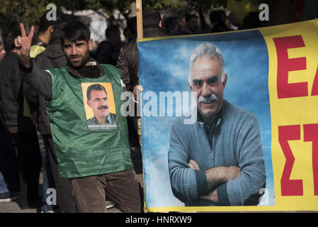 Athènes, Grèce. Feb 15, 2017. Tenir les manifestants drapeaux représentant Abdullah Ocalan et crier des slogans appelant à sa libération. Kurdes vivant à Athènes ont marché vers l'ambassade de Turquie pour protester contre l'emprisonnement, depuis 1999, d'Abdullah Öcalan, un des membres fondateurs de Parti des Travailleurs du Kurdistan Crédit : Nikolas Georgiou/ZUMA/Alamy Fil Live News Banque D'Images