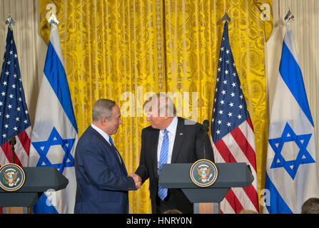 Washington DC, USA. 15 février 2017. Le Premier ministre israélien Benjamin Netanyahu et le Président Donald J. Trump tenir une conférence de presse conjointe à l'East Room de la Maison Blanche à Washington DC. Patsy Lynch/MediaPunch/Alamy Live News Banque D'Images