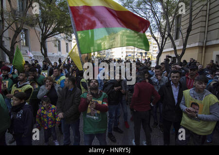 Athènes, Grèce. Feb 15, 2017. Tenir les manifestants drapeaux représentant Abdullah Ocalan et crier des slogans appelant à sa libération. Kurdes vivant à Athènes ont marché vers l'ambassade de Turquie pour protester contre l'emprisonnement, depuis 1999, d'Abdullah Öcalan, un des membres fondateurs de Parti des Travailleurs du Kurdistan Crédit : Nikolas Georgiou/ZUMA/Alamy Fil Live News Banque D'Images