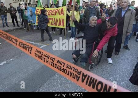 Athènes, Grèce. Feb 15, 2017. Tenir les manifestants drapeaux représentant Abdullah Ocalan et crier des slogans appelant à sa libération. Kurdes vivant à Athènes ont marché vers l'ambassade de Turquie pour protester contre l'emprisonnement, depuis 1999, d'Abdullah Öcalan, un des membres fondateurs de Parti des Travailleurs du Kurdistan Crédit : Nikolas Georgiou/ZUMA/Alamy Fil Live News Banque D'Images