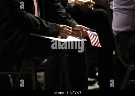 San Diego, CA, USA. Feb 15, 2017. Le Service d'immigration et de naturalisation conféré la citoyenneté sur des centaines d'immigrants dans la région de San Diego au cours d'une cérémonie mercredi matin au Golden Hall. Crédit : John Gastaldo/ZUMA/Alamy Fil Live News Banque D'Images