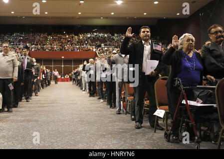 San Diego, CA, USA. Feb 15, 2017. Le Service d'immigration et de naturalisation conféré la citoyenneté sur des centaines d'immigrants dans la région de San Diego au cours d'une cérémonie mercredi matin au Golden Hall. Crédit : John Gastaldo/ZUMA/Alamy Fil Live News Banque D'Images