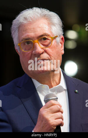 Turin, Italie, 15 février 2017. Designer automobile italien Giorgetto Giugiaro reçoit des bourses de carrière au Musée de l'Automobile de Turin Crédit : Marco Destefanis/Alamy Live News Banque D'Images