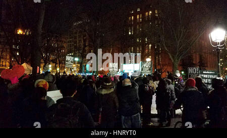 New York City, USA. 14 Février, 2017. "L'ouverture d'un appel d'amour révolutionnaire" à Washington Square Park. Une manifestation en soutien de la "campagne" un milliard de personnes debout contre les exécutions et des discours. Credit : Ward Pettibone/Alamy Live News Banque D'Images