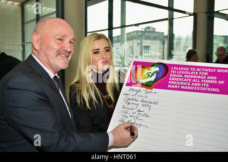 Armagh City, au Royaume-Uni. 15 février 2017. L'Ouest de Belfast le Sinn Féin candidat Élection Alex Maskey durant la partie de lancer dans le manifeste d'Armagh City avant les élections de mars. Credit : Mark Winter/Alamy Live News Banque D'Images