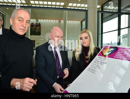 Armagh City, au Royaume-Uni. 15 février 2017. L'Ouest de Belfast le Sinn Féin Pat Sheehan et candidats à l'élection de Alex Maskey durant la partie de lancer dans le manifeste d'Armagh City avant les élections de mars. Credit : Mark Winter/Alamy Live News Banque D'Images