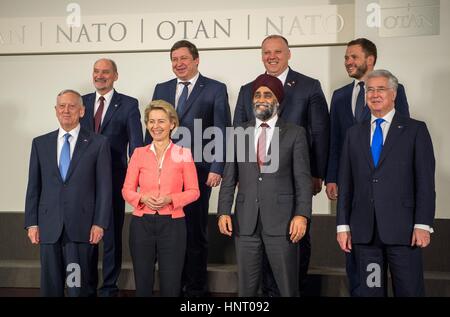 Bruxelles, Belgique. 15 février 2017. Le secrétaire américain à la défense, Jim Mattis, gauche, se joint à une photo de groupe avec d'autres ministres dont les pays font partie de l'OTAN vers l'amélioration de l'initiative de présence au siège de l'OTAN le 15 février 2017 à Bruxelles, Belgique. Mattis dans son discours de ministres de la défense de l'OTAN, a fait écho à l'appel lancé par le président de l'emporter sur leurs alliés européens à dépenser plus pour leurs militaires et a souligné que les contributions à l'alliance sera liée à ce que d'autres pays dépensent. Credit : Planetpix/Alamy Live News Banque D'Images